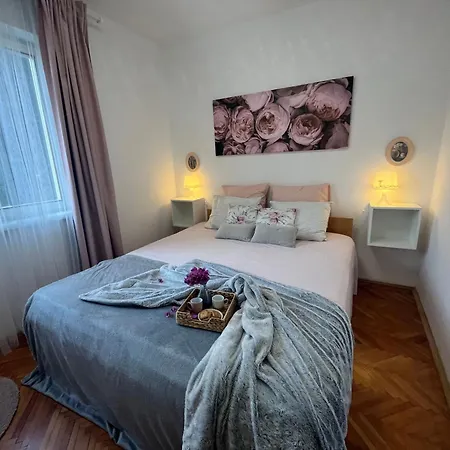 Marijana Mit Meerblick Pula